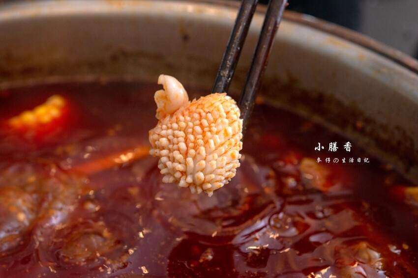 台北東區麻辣火鍋！小膳香成都麻辣火鍋，四川地道牛油湯頭不能錯過。