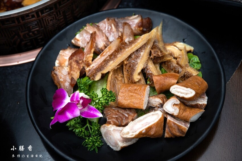 台北東區麻辣火鍋！小膳香成都麻辣火鍋，四川地道牛油湯頭不能錯過。