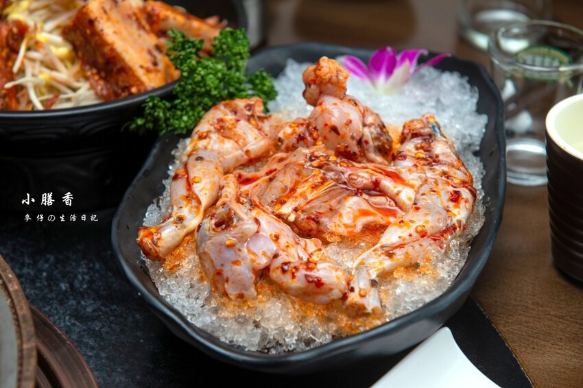 台北東區麻辣火鍋！小膳香成都麻辣火鍋，四川地道牛油湯頭不能錯過。