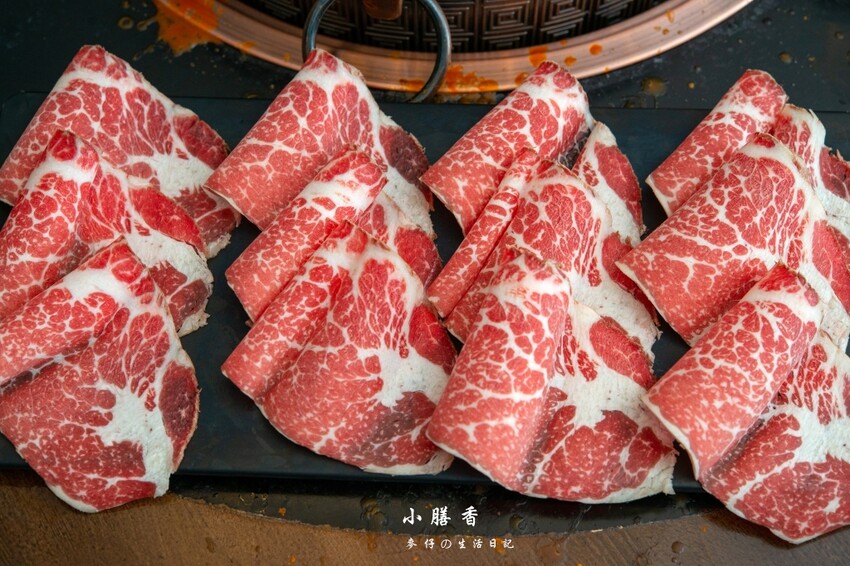 台北東區麻辣火鍋！小膳香成都麻辣火鍋，四川地道牛油湯頭不能錯過。