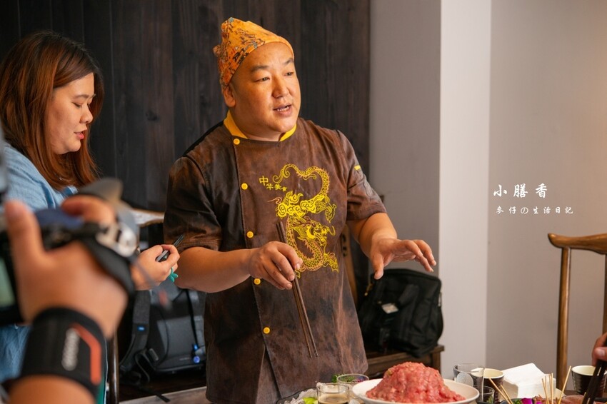 台北東區麻辣火鍋！小膳香成都麻辣火鍋，四川地道牛油湯頭不能錯過。