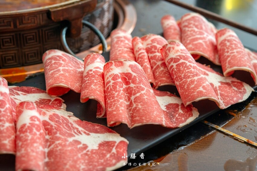 台北東區麻辣火鍋！小膳香成都麻辣火鍋，四川地道牛油湯頭不能錯過。