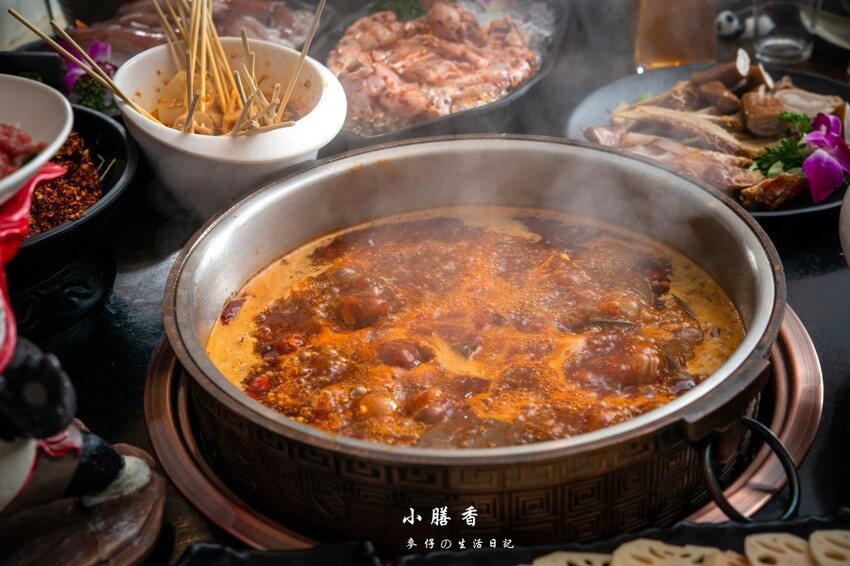 台北東區麻辣火鍋！小膳香成都麻辣火鍋，四川地道牛油湯頭不能錯過。