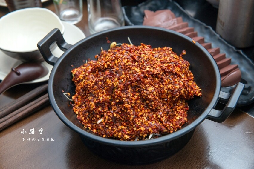 台北東區麻辣火鍋！小膳香成都麻辣火鍋，四川地道牛油湯頭不能錯過。