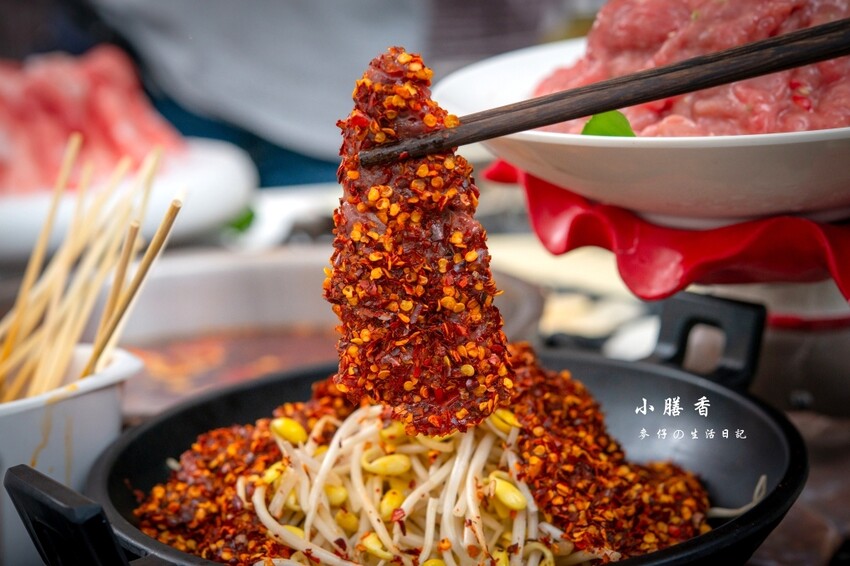 台北東區麻辣火鍋！小膳香成都麻辣火鍋，四川地道牛油湯頭不能錯過。