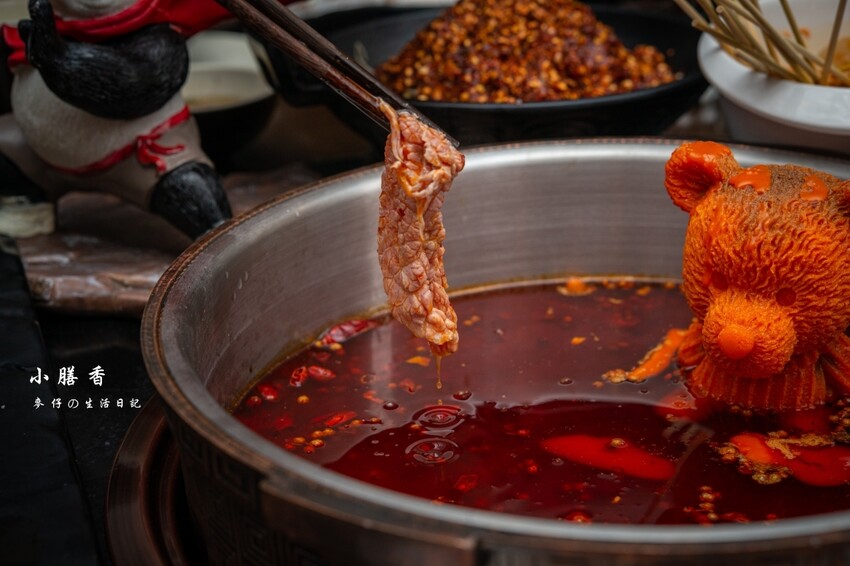 台北東區麻辣火鍋！小膳香成都麻辣火鍋，四川地道牛油湯頭不能錯過。