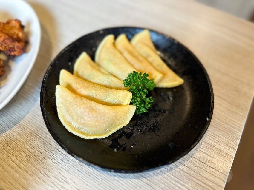 林口美食推薦《東北之家酸菜白肉鍋》自然酸香的東北酸白菜鍋底,搭上青麻椒酸菜的帶勁湯頭,涮上帶有厚度的