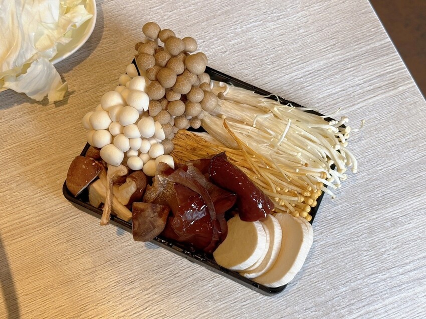 林口美食推薦《東北之家酸菜白肉鍋》自然酸香的東北酸白菜鍋底,搭上青麻椒酸菜的帶勁湯頭,涮上帶有厚度的