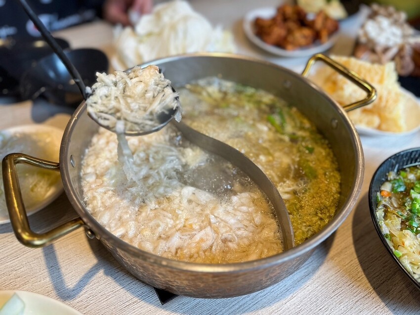 林口美食推薦《東北之家酸菜白肉鍋》自然酸香的東北酸白菜鍋底,搭上青麻椒酸菜的帶勁湯頭,涮上帶有厚度的