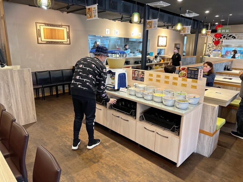 林口美食推薦《東北之家酸菜白肉鍋》自然酸香的東北酸白菜鍋底,搭上青麻椒酸菜的帶勁湯頭,涮上帶有厚度的