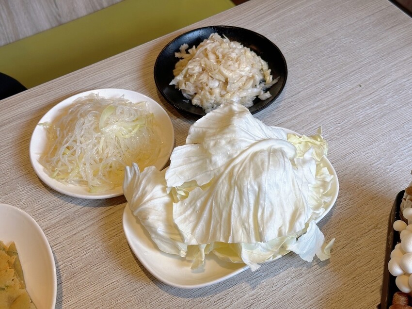 林口美食推薦《東北之家酸菜白肉鍋》自然酸香的東北酸白菜鍋底,搭上青麻椒酸菜的帶勁湯頭,涮上帶有厚度的