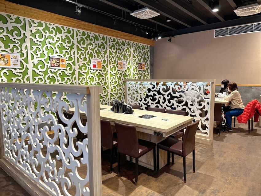 林口美食推薦《東北之家酸菜白肉鍋》自然酸香的東北酸白菜鍋底,搭上青麻椒酸菜的帶勁湯頭,涮上帶有厚度的