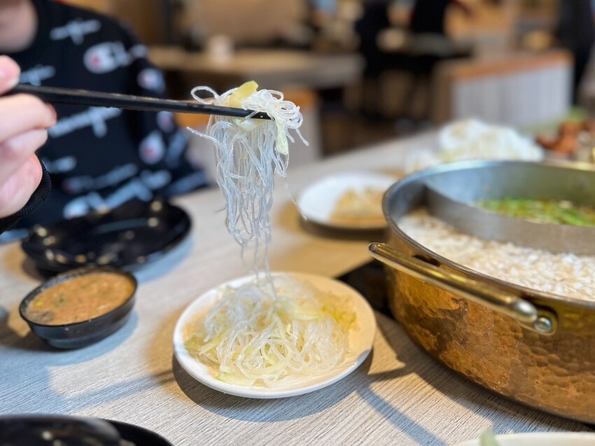 林口美食推薦《東北之家酸菜白肉鍋》自然酸香的東北酸白菜鍋底,搭上青麻椒酸菜的帶勁湯頭,涮上帶有厚度的
