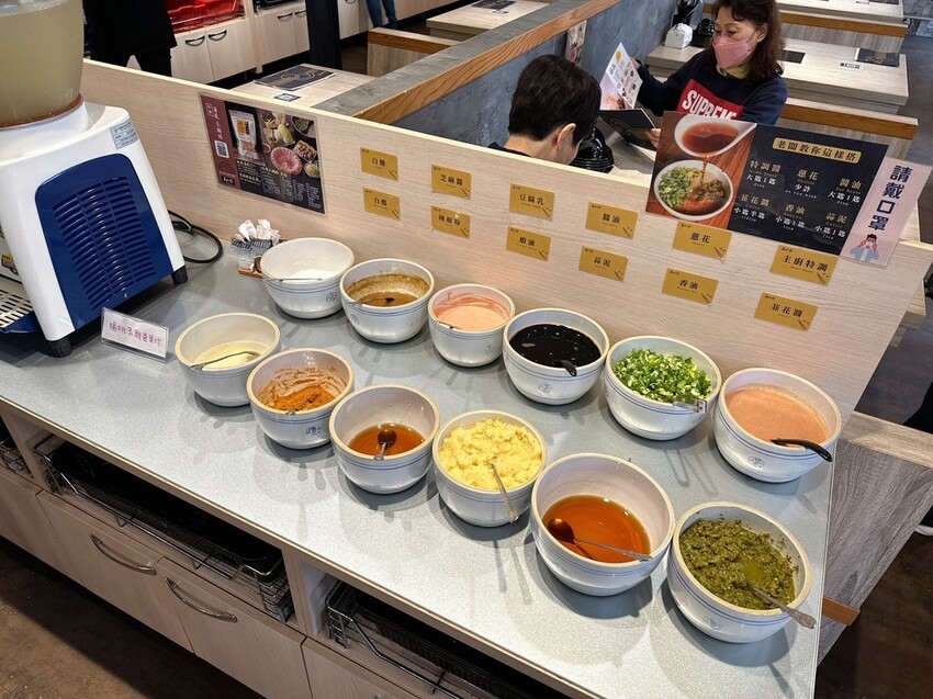 林口美食推薦《東北之家酸菜白肉鍋》自然酸香的東北酸白菜鍋底,搭上青麻椒酸菜的帶勁湯頭,涮上帶有厚度的