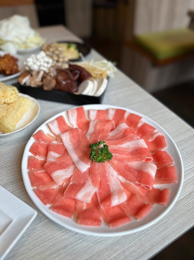 林口美食推薦《東北之家酸菜白肉鍋》自然酸香的東北酸白菜鍋底,搭上青麻椒酸菜的帶勁湯頭,涮上帶有厚度的