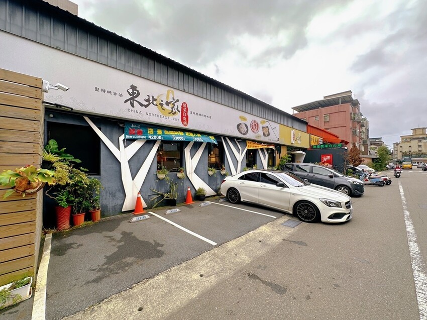 林口美食推薦《東北之家酸菜白肉鍋》自然酸香的東北酸白菜鍋底,搭上青麻椒酸菜的帶勁湯頭,涮上帶有厚度的