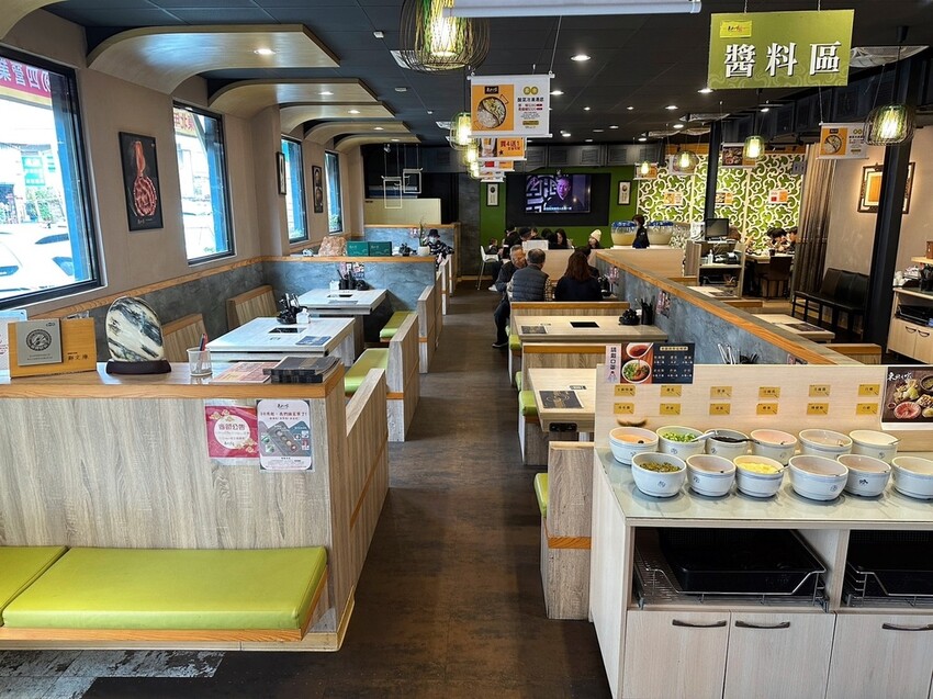 林口美食推薦《東北之家酸菜白肉鍋》自然酸香的東北酸白菜鍋底,搭上青麻椒酸菜的帶勁湯頭,涮上帶有厚度的