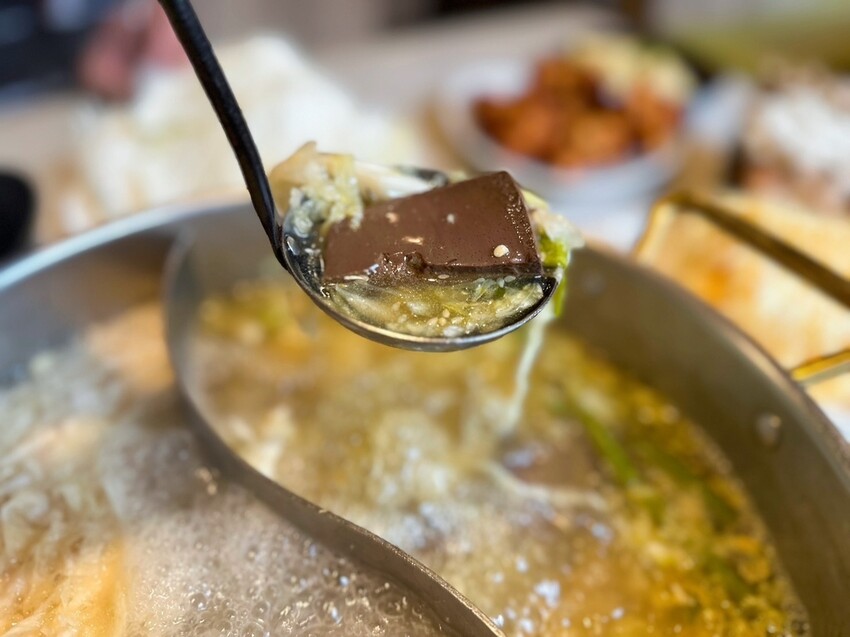 林口美食推薦《東北之家酸菜白肉鍋》自然酸香的東北酸白菜鍋底,搭上青麻椒酸菜的帶勁湯頭,涮上帶有厚度的