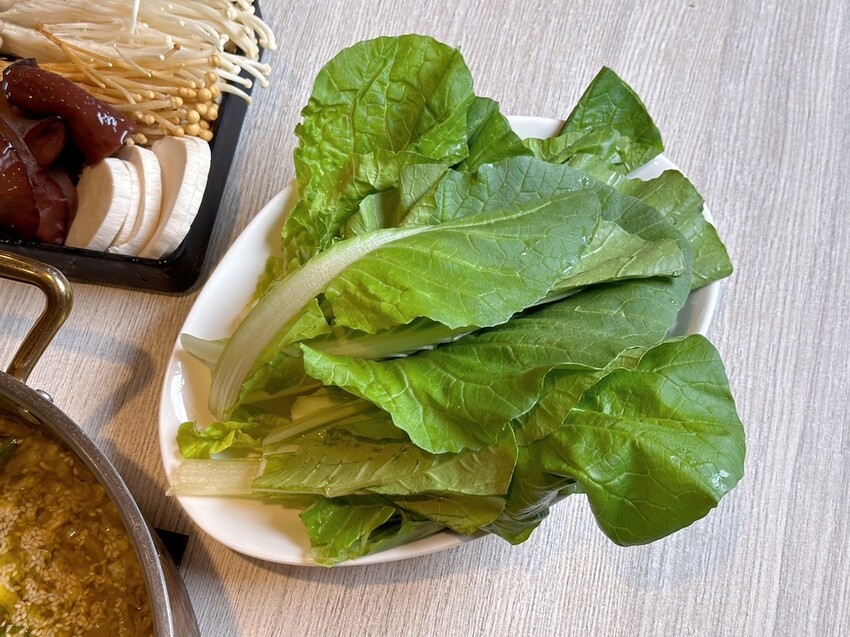 林口美食推薦《東北之家酸菜白肉鍋》自然酸香的東北酸白菜鍋底,搭上青麻椒酸菜的帶勁湯頭,涮上帶有厚度的