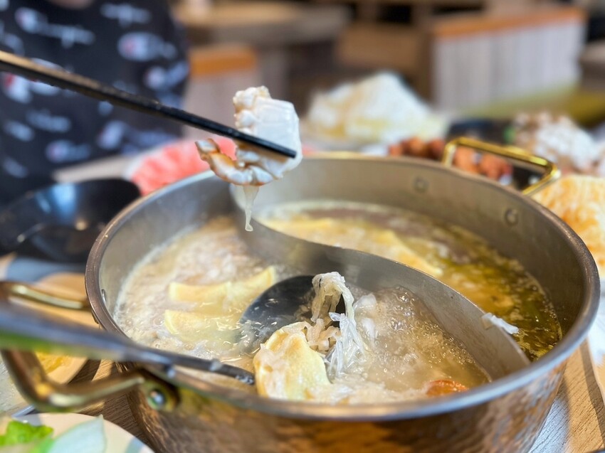 林口美食推薦《東北之家酸菜白肉鍋》自然酸香的東北酸白菜鍋底,搭上青麻椒酸菜的帶勁湯頭,涮上帶有厚度的