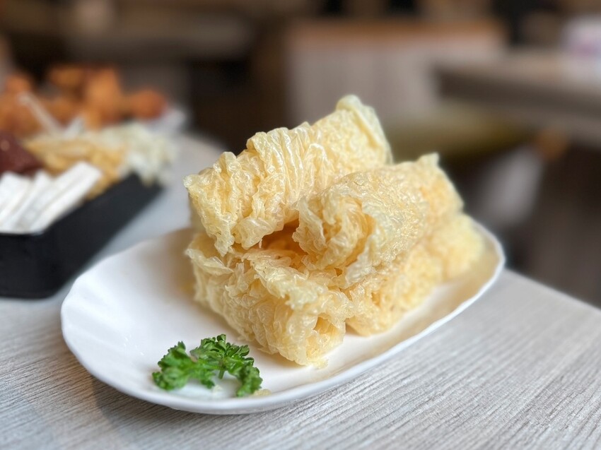 林口美食推薦《東北之家酸菜白肉鍋》自然酸香的東北酸白菜鍋底,搭上青麻椒酸菜的帶勁湯頭,涮上帶有厚度的