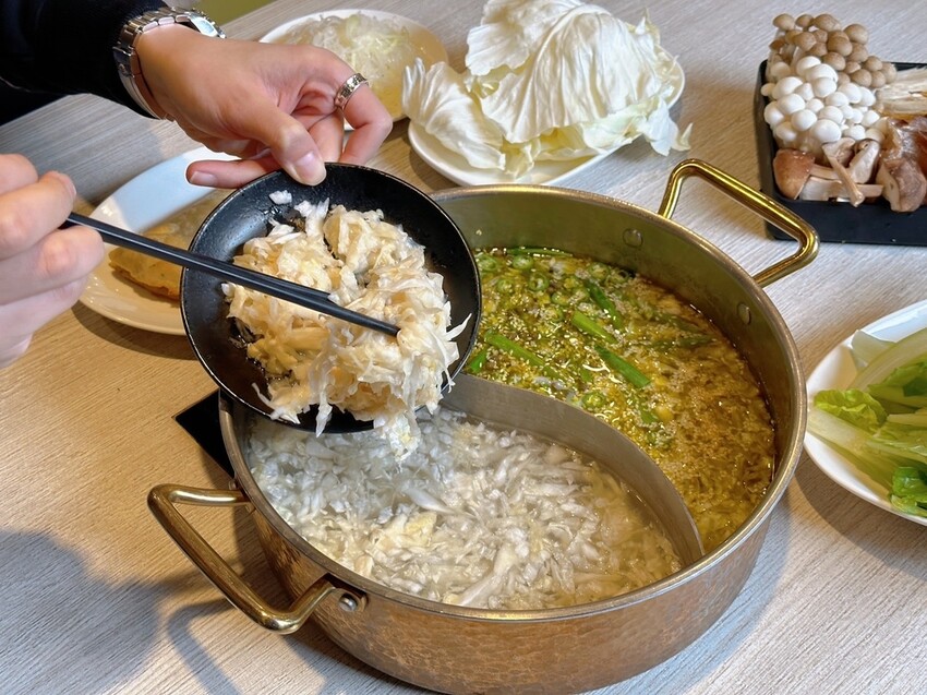 林口美食推薦《東北之家酸菜白肉鍋》自然酸香的東北酸白菜鍋底,搭上青麻椒酸菜的帶勁湯頭,涮上帶有厚度的