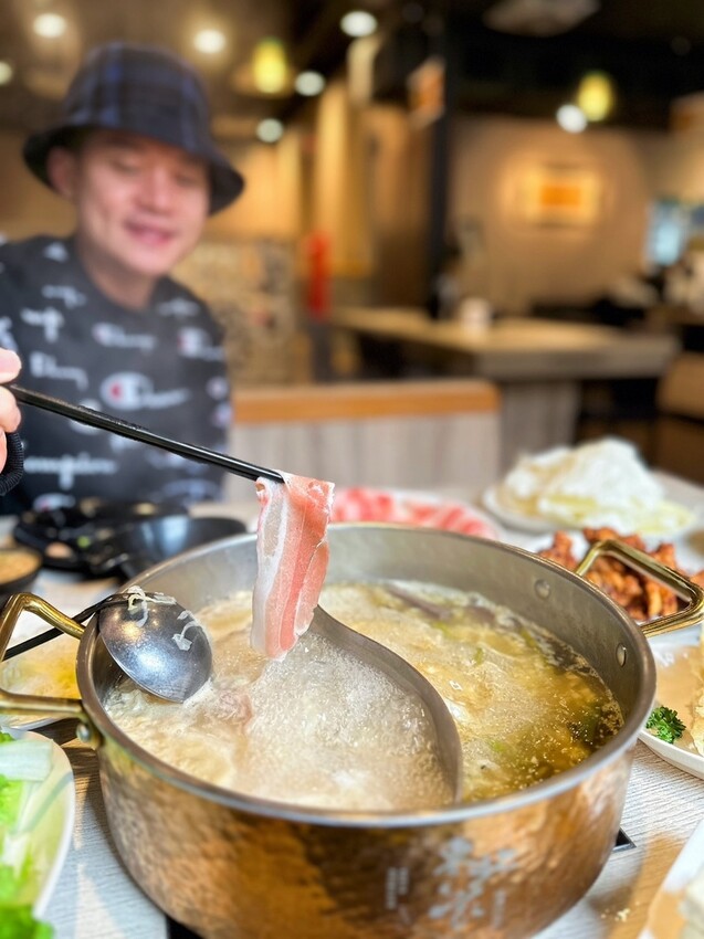 林口美食推薦《東北之家酸菜白肉鍋》自然酸香的東北酸白菜鍋底,搭上青麻椒酸菜的帶勁湯頭,涮上帶有厚度的