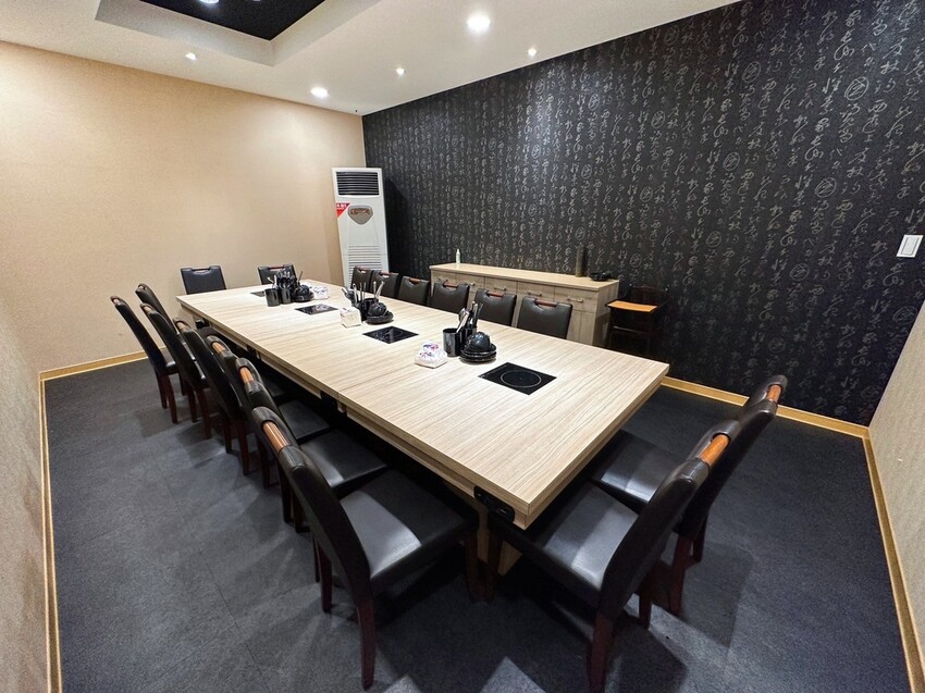 林口美食推薦《東北之家酸菜白肉鍋》自然酸香的東北酸白菜鍋底,搭上青麻椒酸菜的帶勁湯頭,涮上帶有厚度的