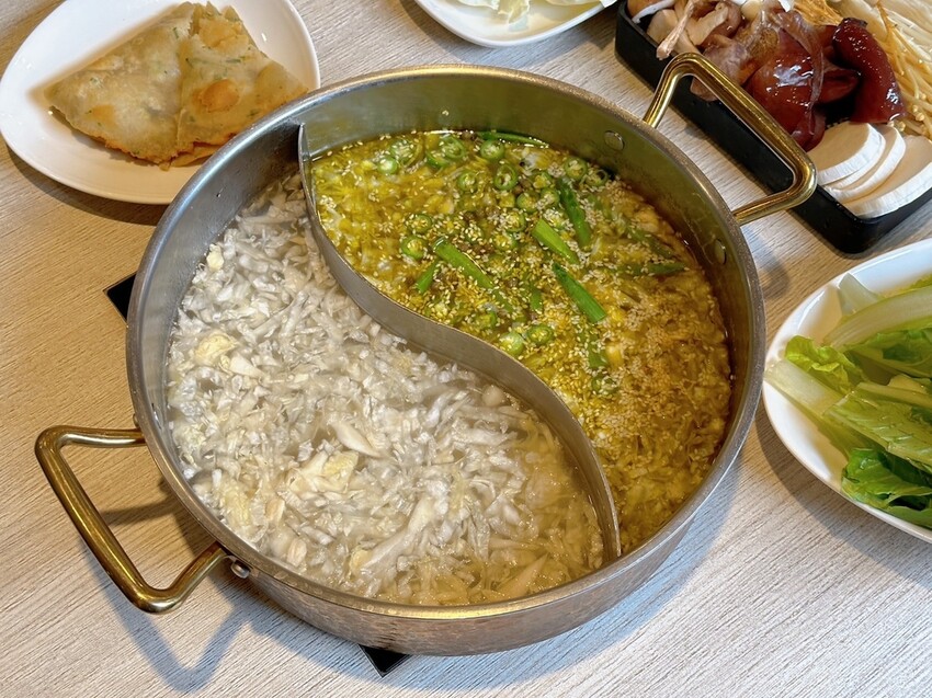 林口美食推薦《東北之家酸菜白肉鍋》自然酸香的東北酸白菜鍋底,搭上青麻椒酸菜的帶勁湯頭,涮上帶有厚度的