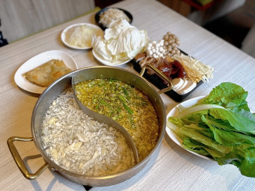 林口美食推薦《東北之家酸菜白肉鍋》自然酸香的東北酸白菜鍋底,搭上青麻椒酸菜的帶勁湯頭,涮上帶有厚度的