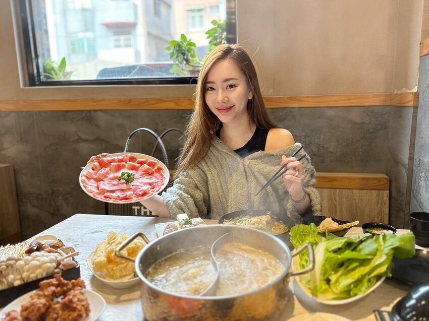 林口美食推薦《東北之家酸菜白肉鍋》自然酸香的東北酸白菜鍋底,搭上青麻椒酸菜的帶勁湯頭,涮上帶有厚度的