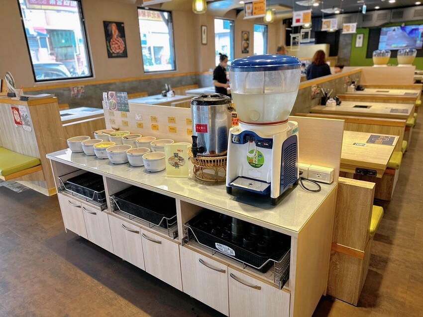 林口美食推薦《東北之家酸菜白肉鍋》自然酸香的東北酸白菜鍋底,搭上青麻椒酸菜的帶勁湯頭,涮上帶有厚度的