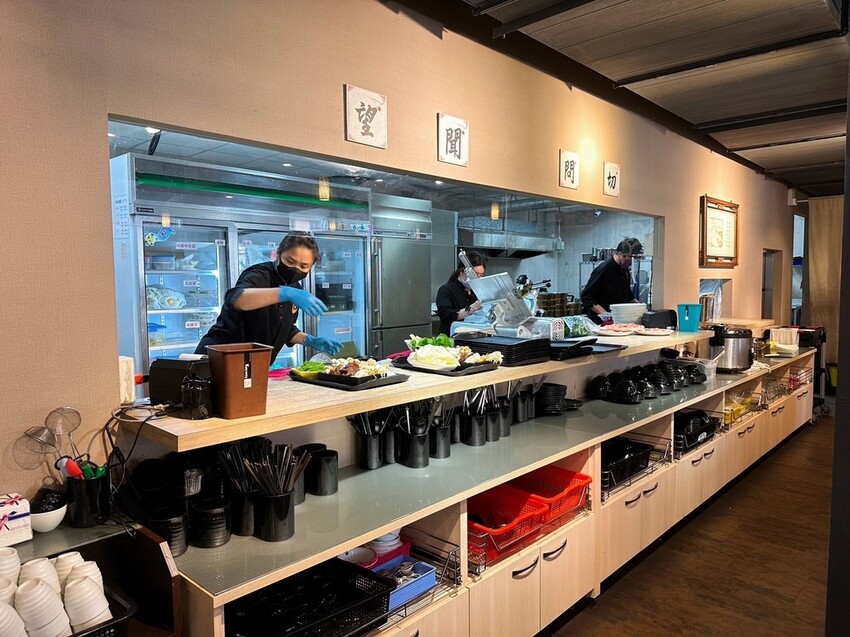 林口美食推薦《東北之家酸菜白肉鍋》自然酸香的東北酸白菜鍋底,搭上青麻椒酸菜的帶勁湯頭,涮上帶有厚度的