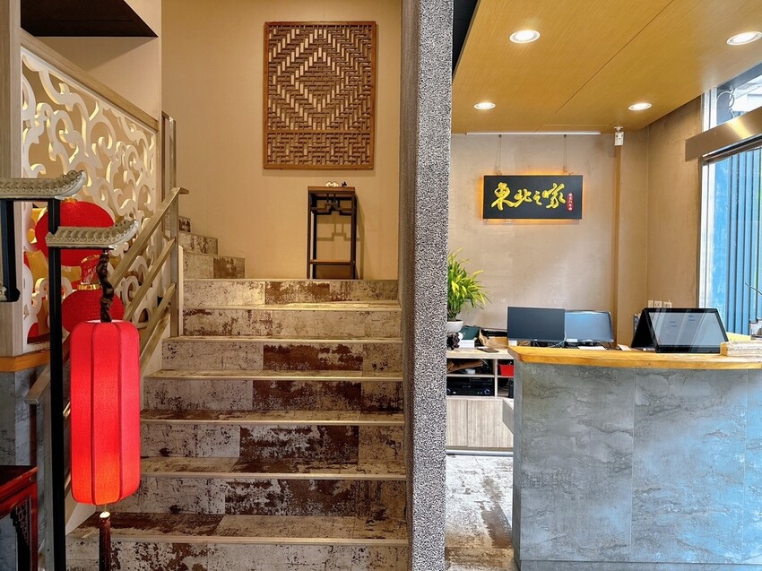 林口美食推薦《東北之家酸菜白肉鍋》自然酸香的東北酸白菜鍋底,搭上青麻椒酸菜的帶勁湯頭,涮上帶有厚度的