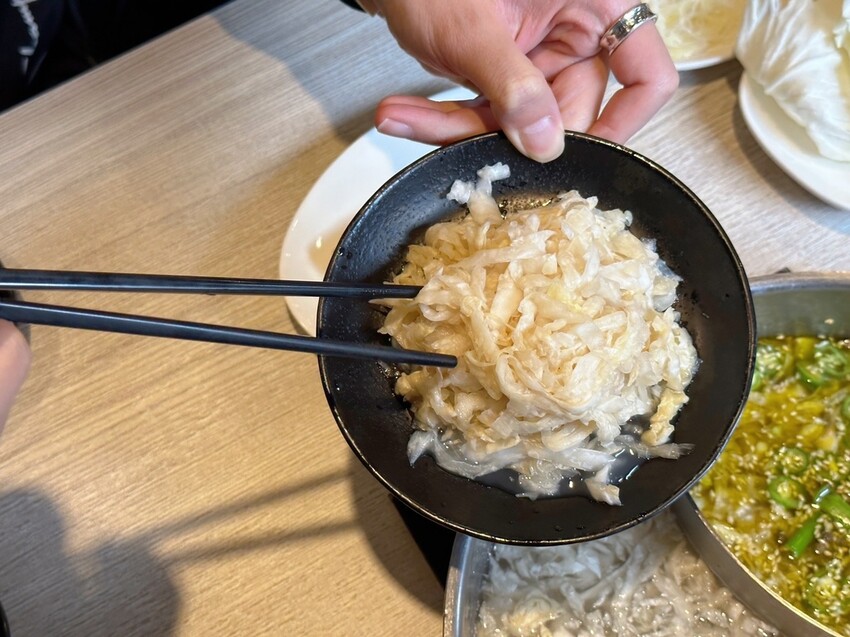 林口美食推薦《東北之家酸菜白肉鍋》自然酸香的東北酸白菜鍋底,搭上青麻椒酸菜的帶勁湯頭,涮上帶有厚度的