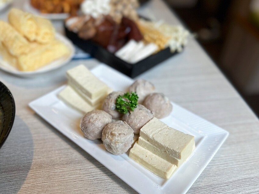 林口美食推薦《東北之家酸菜白肉鍋》自然酸香的東北酸白菜鍋底,搭上青麻椒酸菜的帶勁湯頭,涮上帶有厚度的