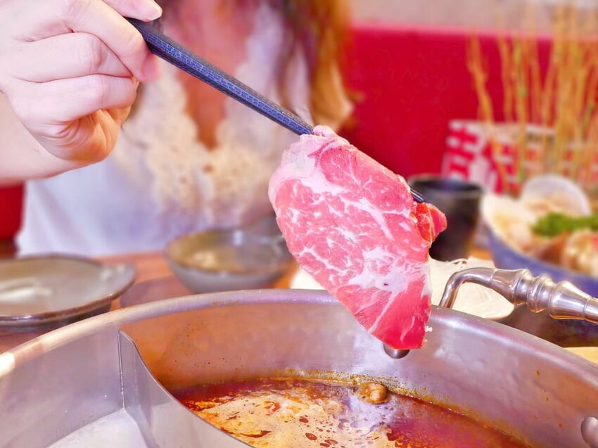 | 新莊火鍋 | 囍富火鍋.當月壽星送海陸肉肉蛋糕.費時熬煮