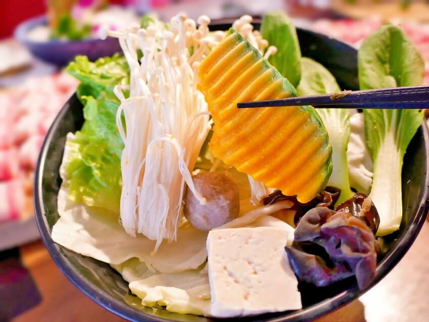 | 新莊火鍋 | 囍富火鍋.當月壽星送海陸肉肉蛋糕.費時熬煮