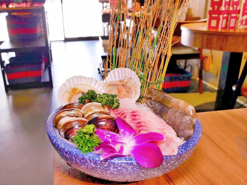 | 新莊火鍋 | 囍富火鍋.當月壽星送海陸肉肉蛋糕.費時熬煮