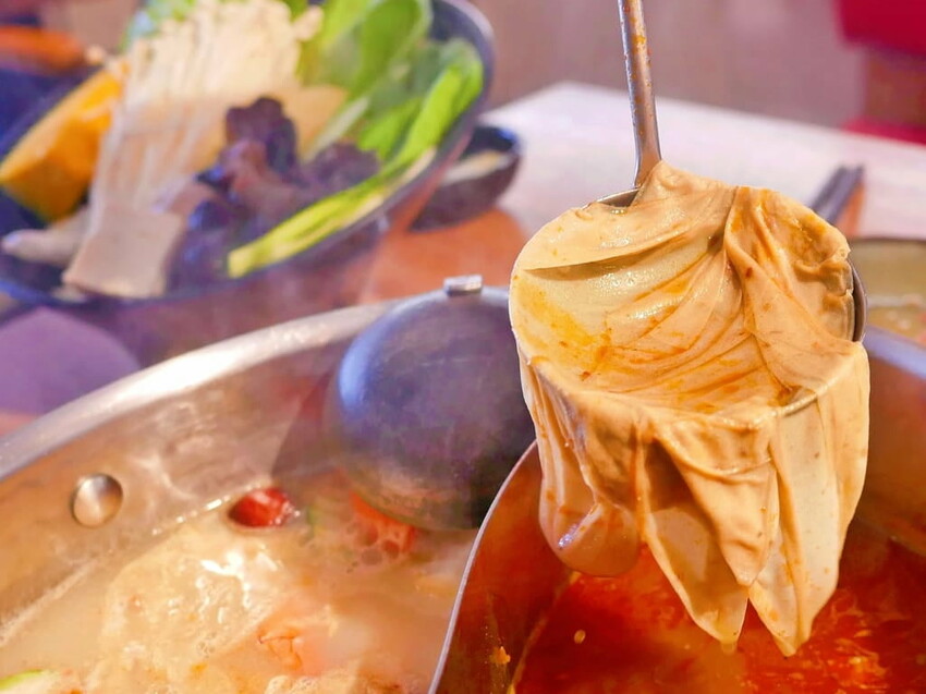 | 新莊火鍋 | 囍富火鍋.當月壽星送海陸肉肉蛋糕.費時熬煮