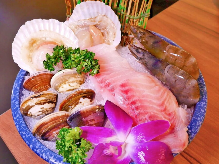 | 新莊火鍋 | 囍富火鍋.當月壽星送海陸肉肉蛋糕.費時熬煮