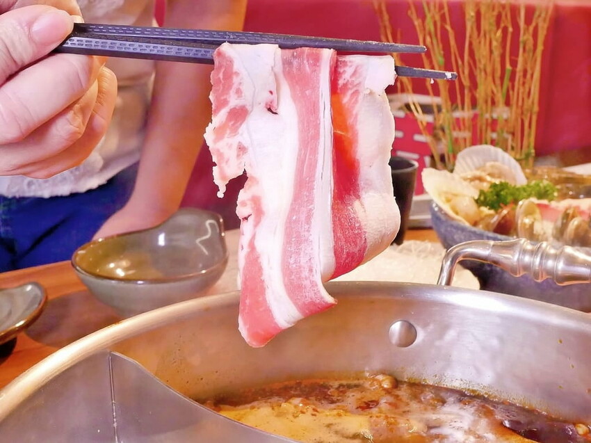 | 新莊火鍋 | 囍富火鍋.當月壽星送海陸肉肉蛋糕.費時熬煮