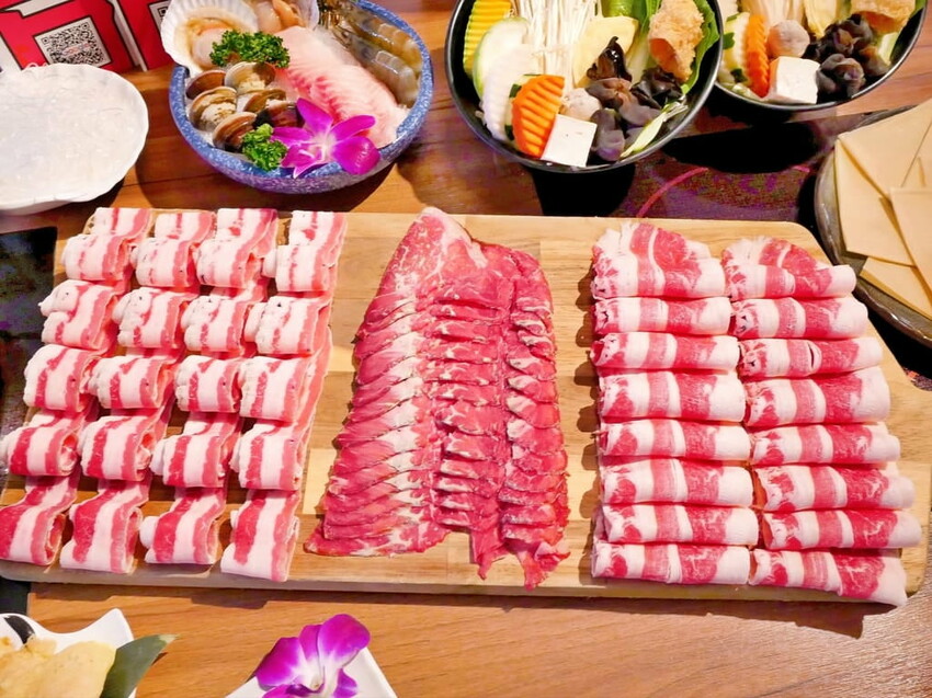 | 新莊火鍋 | 囍富火鍋.當月壽星送海陸肉肉蛋糕.費時熬煮