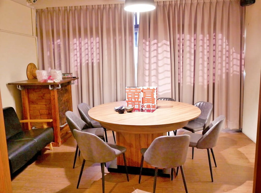 | 新莊火鍋 | 囍富火鍋.當月壽星送海陸肉肉蛋糕.費時熬煮