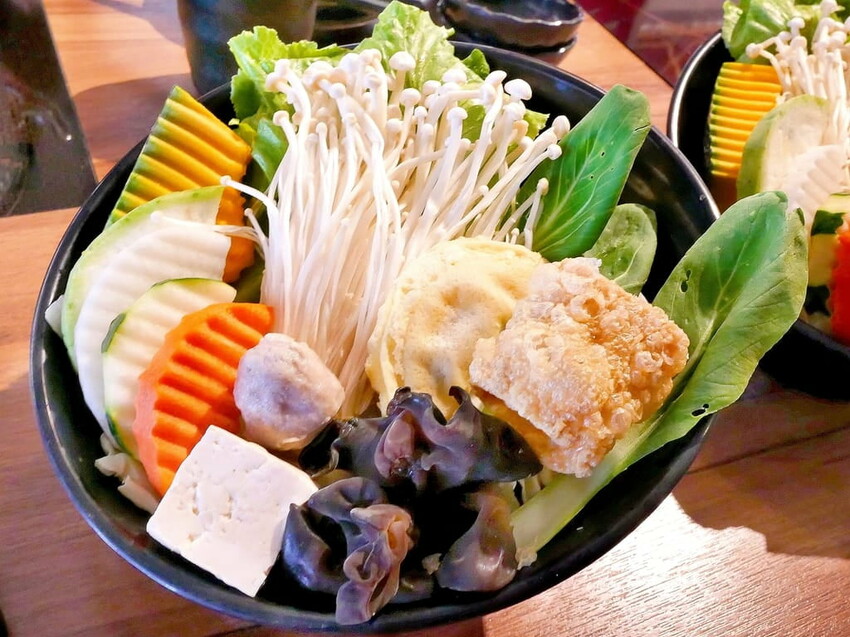 | 新莊火鍋 | 囍富火鍋.當月壽星送海陸肉肉蛋糕.費時熬煮