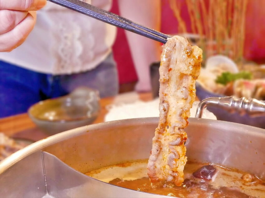 | 新莊火鍋 | 囍富火鍋.當月壽星送海陸肉肉蛋糕.費時熬煮