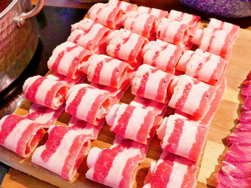 | 新莊火鍋 | 囍富火鍋.當月壽星送海陸肉肉蛋糕.費時熬煮