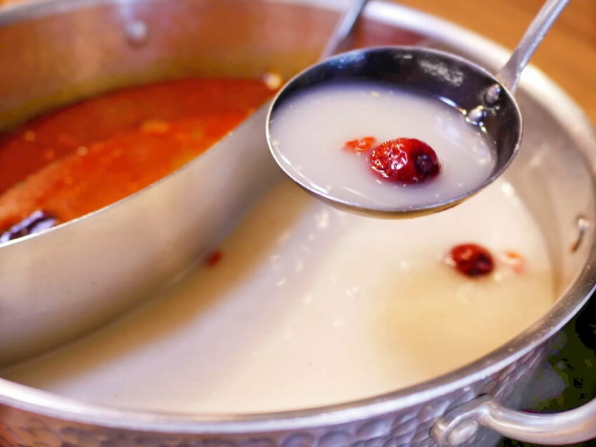 | 新莊火鍋 | 囍富火鍋.當月壽星送海陸肉肉蛋糕.費時熬煮