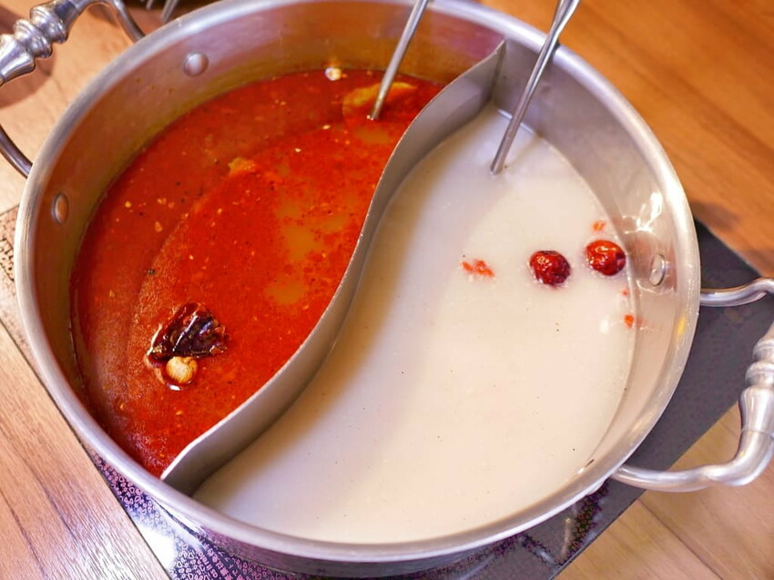 | 新莊火鍋 | 囍富火鍋.當月壽星送海陸肉肉蛋糕.費時熬煮