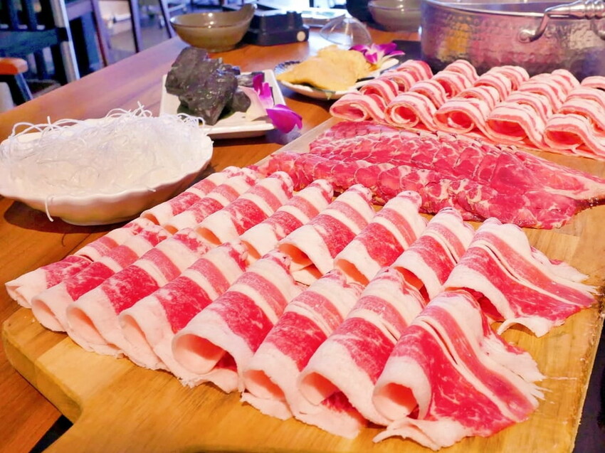 | 新莊火鍋 | 囍富火鍋.當月壽星送海陸肉肉蛋糕.費時熬煮